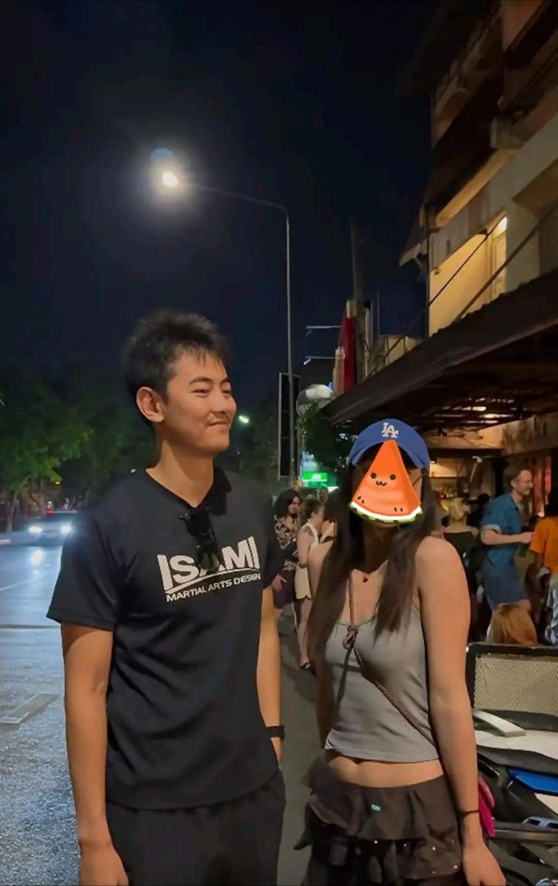 纪凌尘与韩国女友泰国度假，帅的明显，不傻笑仍是185标准大帅哥 