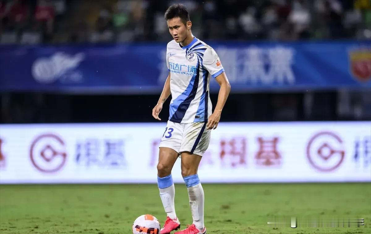 前大连人队球员王耀鹏转会长春亚泰，和汪晋贤相聚亚泰。其实王禹也在亚泰队试训，估计