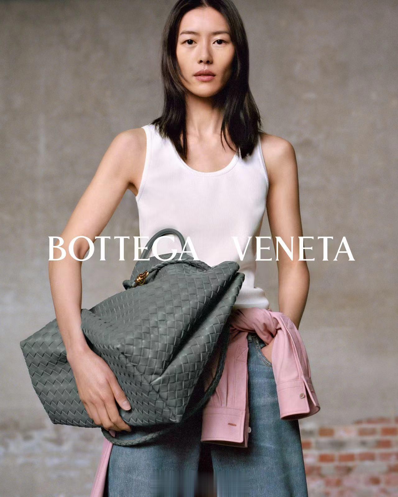 刘雯演绎 BOTTEGA VENETA 全新广告大片。演绎她了在Bottega 