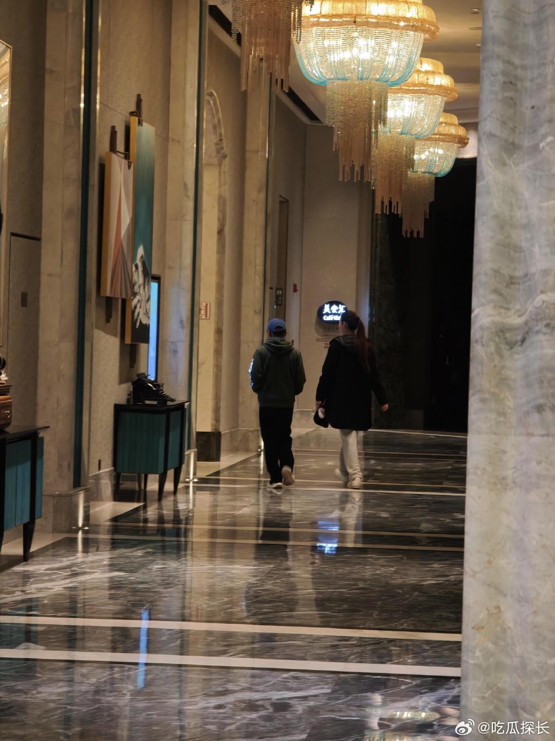 青岛偶遇王宝强和女友网友青岛偶遇王宝强和女友青岛偶遇王宝强和女友，这种自然的状态