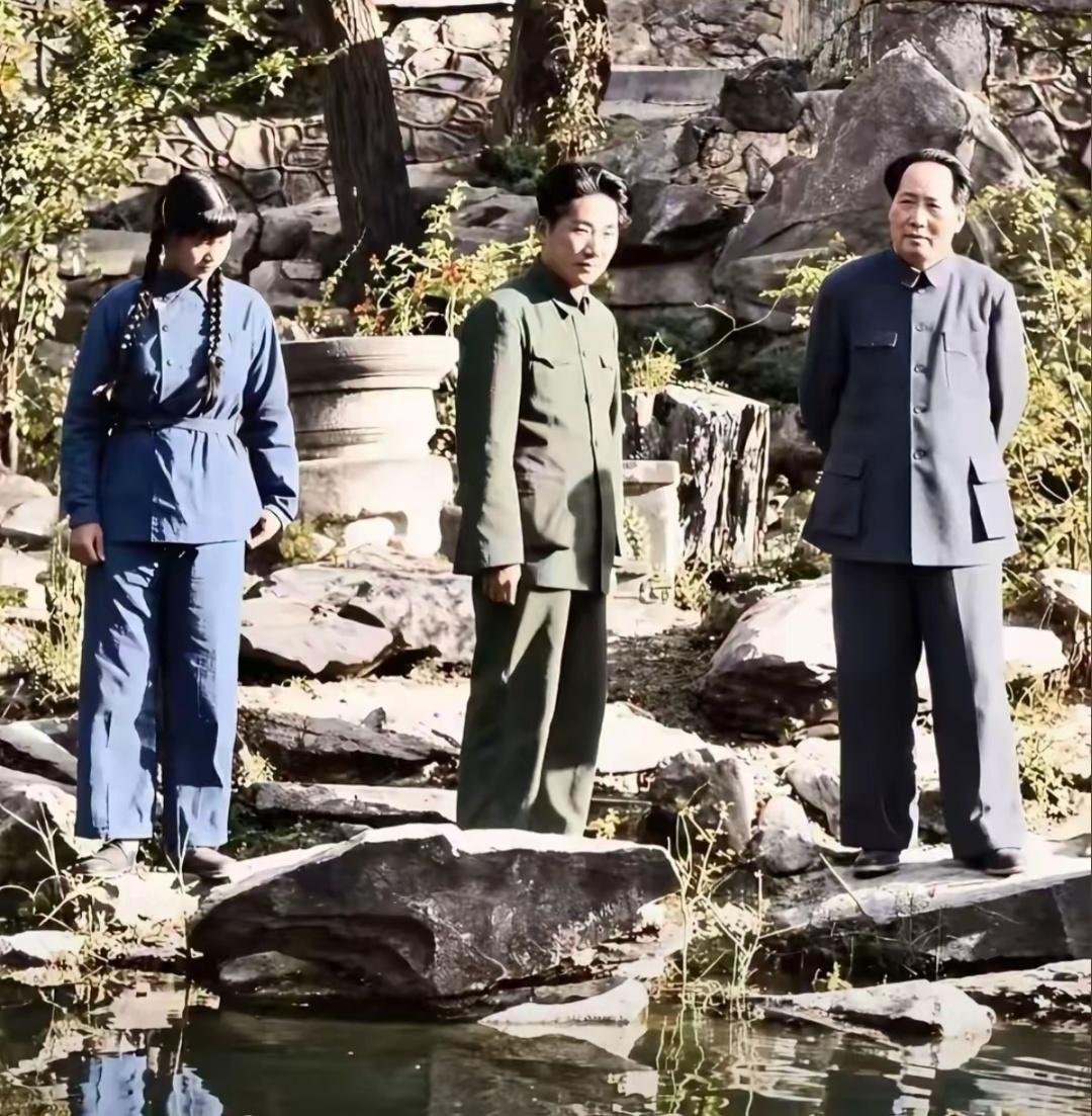刘思齐梳着两条大辫子又黑又粗，这身衣服很有讲究，那年她才十几岁。

这张三人合影