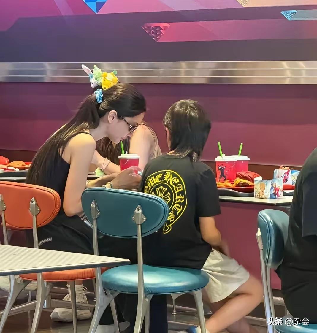 最好的陪伴，就是和你一起留住童心。
在香港迪士尼偶遇Angelababy和9岁的