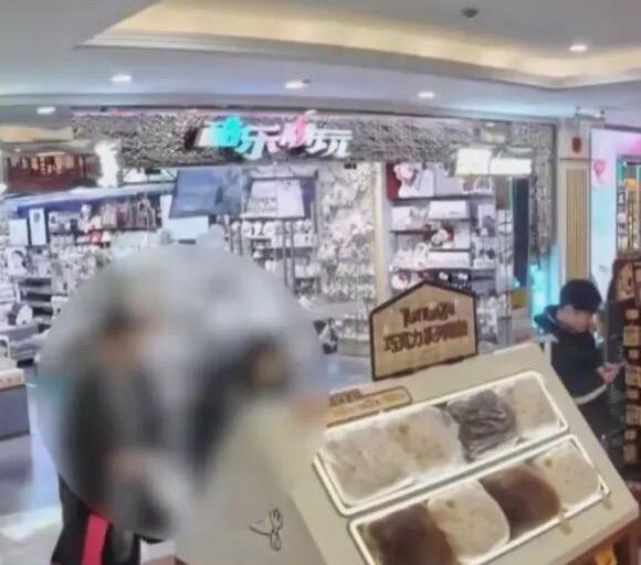 #情侣偷上千个卡皮巴拉玩偶被刑拘#【上海情侣偷上千个卡皮巴拉玩偶转卖，均刑拘！审