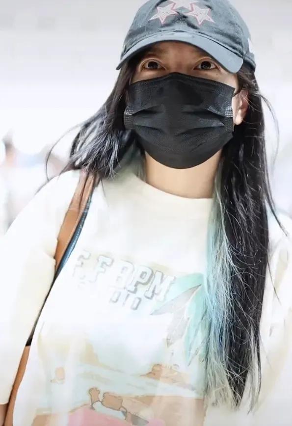 赵薇：又出来了！

之前已经消失在公众面前好久了的演员赵薇又被拍到了。她穿着宽松