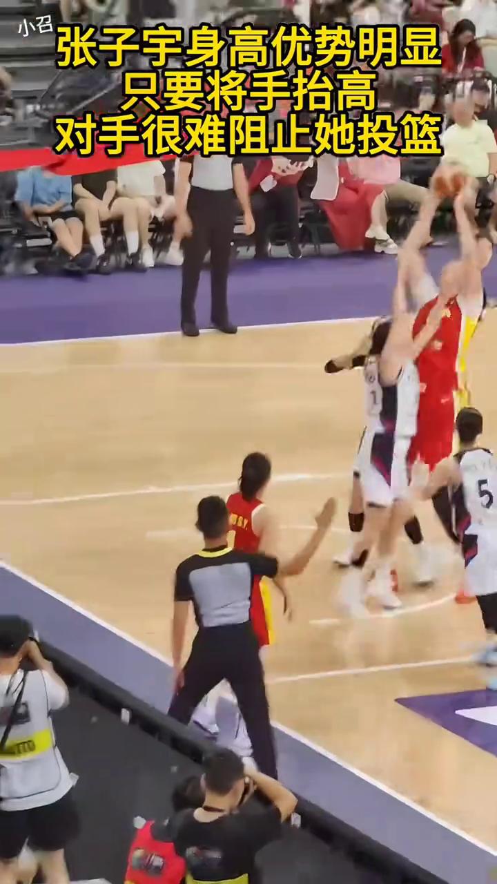 站在张子宇身边，刘禹彤体型瞬间小了一号，真的是太有喜感了。
刘禹彤外号"大宝贝"