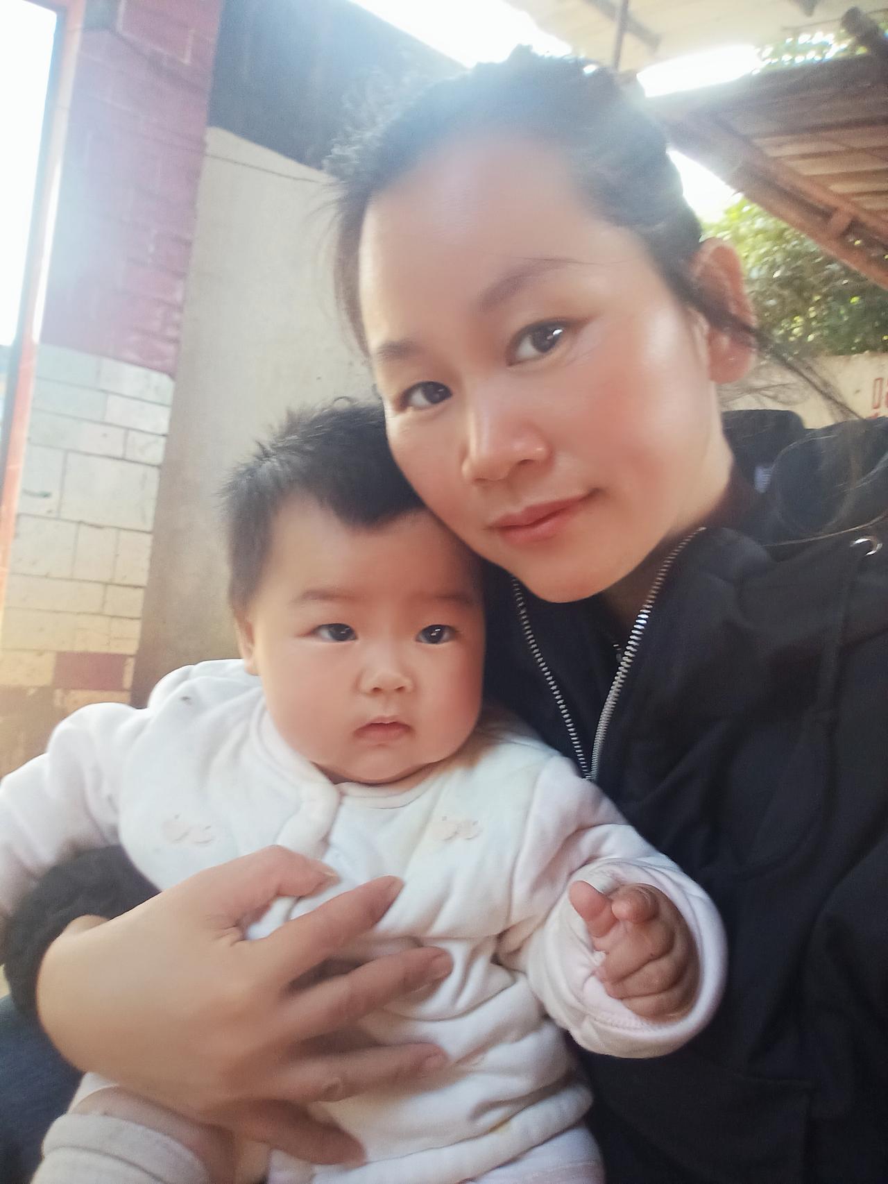 朋友们，大家好，我是小青，我两个多月没回来了，现在回来看见我侄女变的太难看了，肥