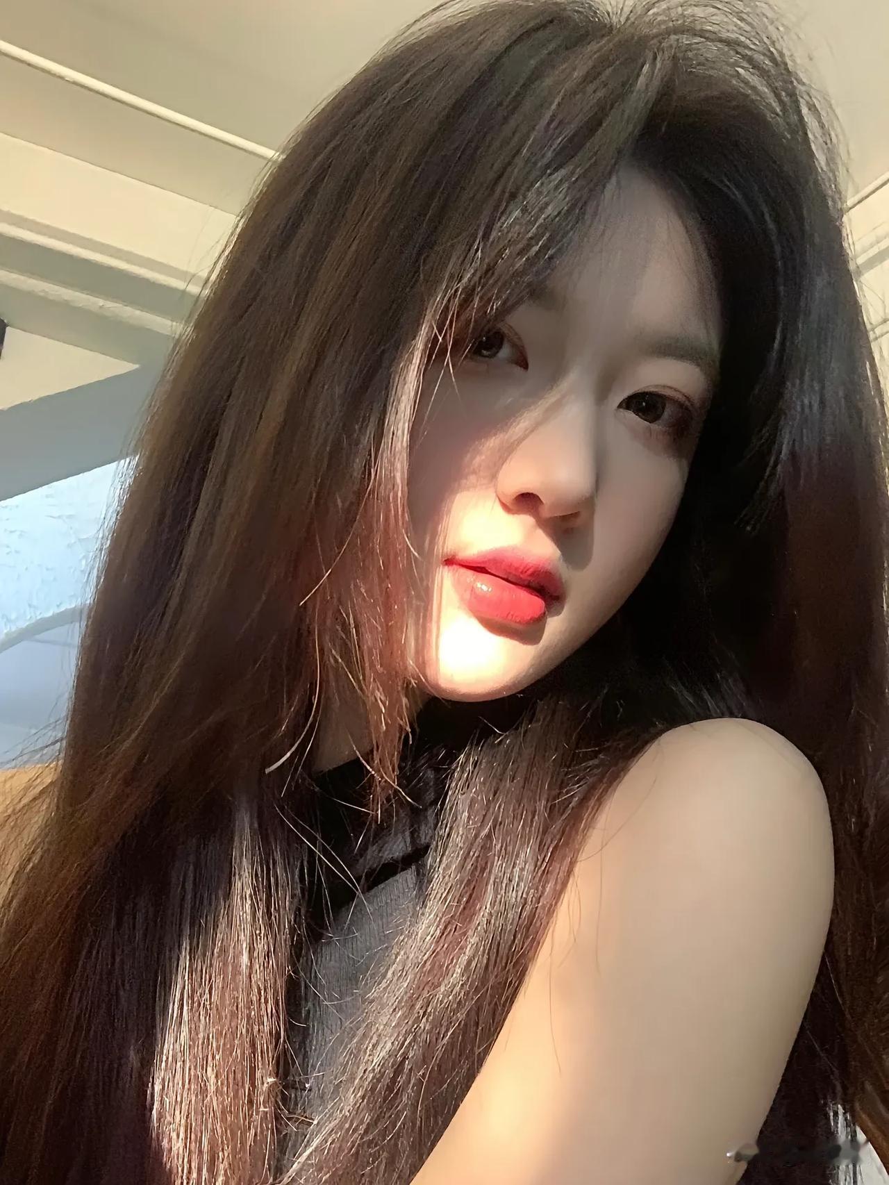 阳光下的少女，红唇轻启，温柔如水。