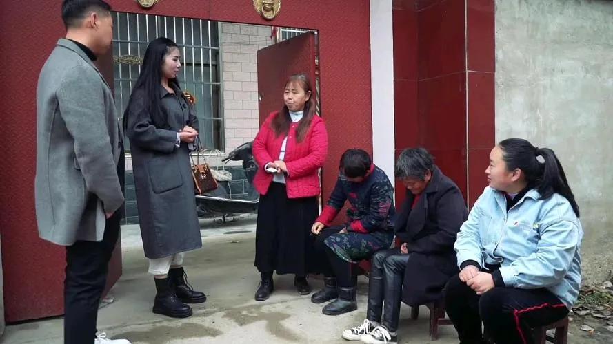 侄子昨天早上才刚到家，媒人就上门来说亲。
起初侄子还挺热情的，聊着聊着俺侄就渐渐