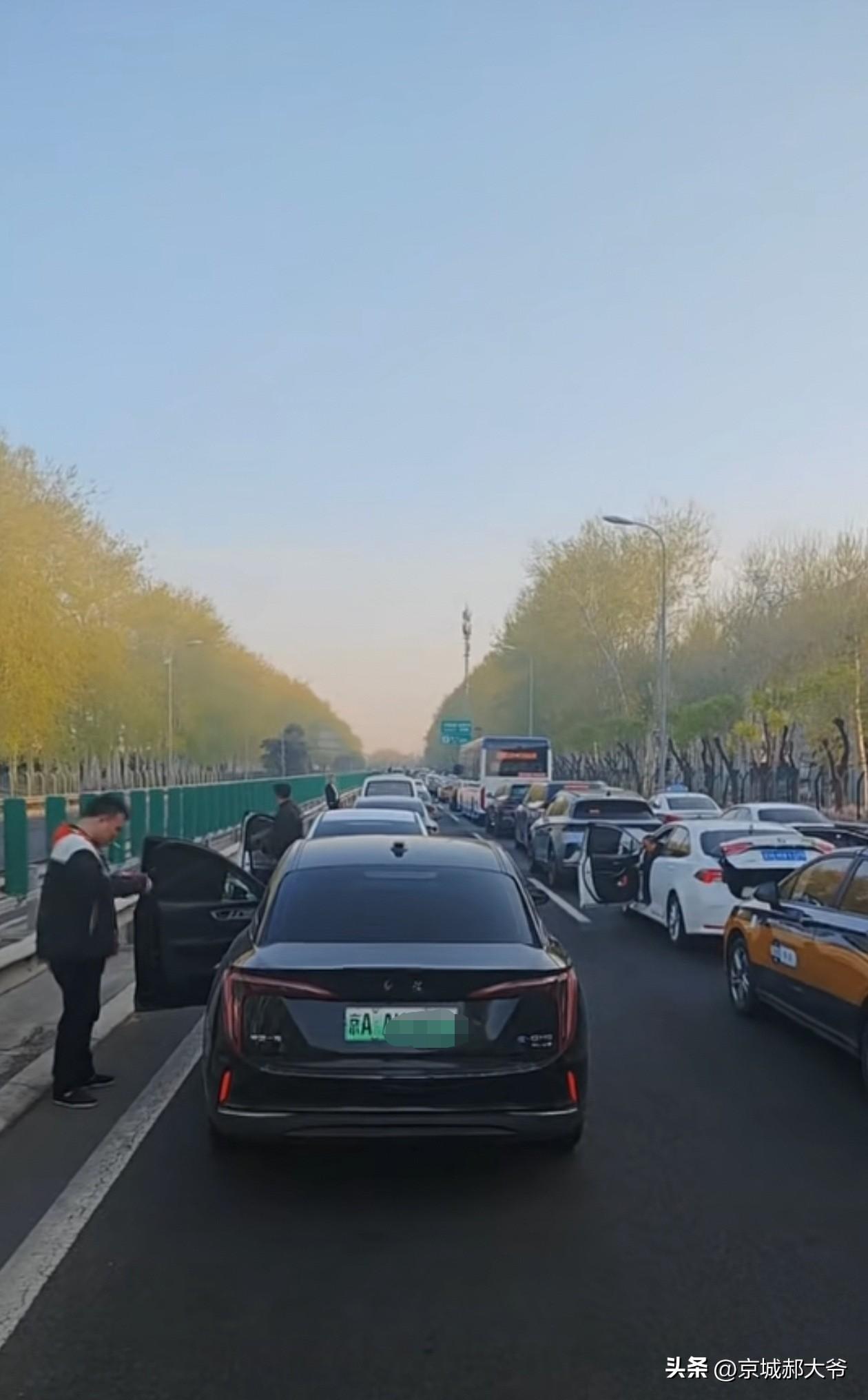 4月4日，今天早上北京T2机场高速因为事故堵车了，4个小时没跑了，然后司机们真就