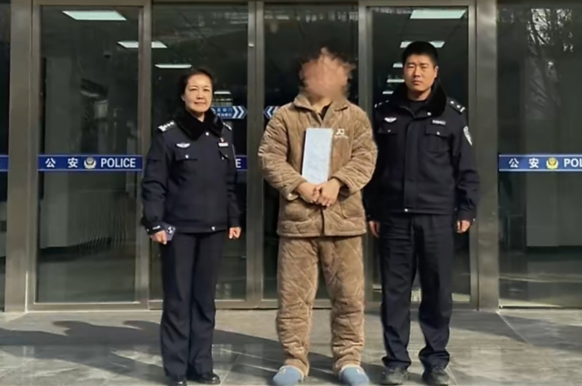 男子网购椅子竟多出15公斤银板但有一说一，这张合影真的很难评，明明是做了好事，却