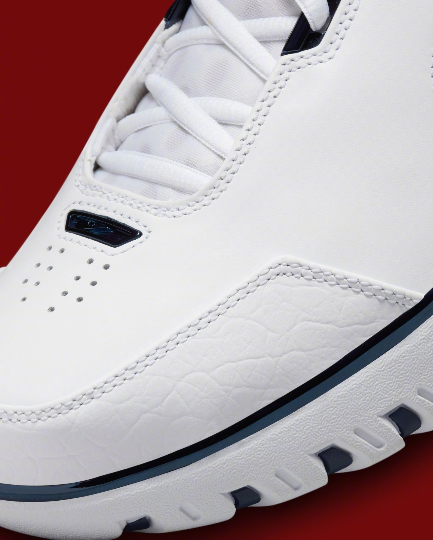 库里在前些天打骑士的比赛入场时，穿着了詹姆斯的Nike Air Zoom Gen