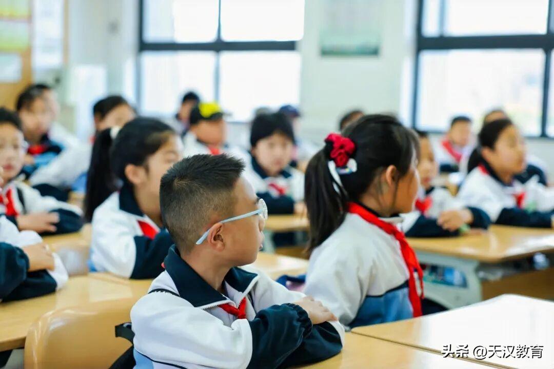 4 月 1 日，西安经开二小四年级全体学生满怀崇敬与期待，走进扶眉战役纪念馆、农