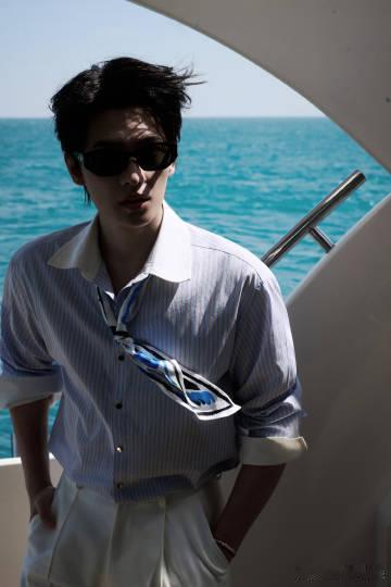 杨洋公式照 黄金比例脸见过太多靠妆造撑颜值的艺人，才更懂这种原生建模脸有多难得，