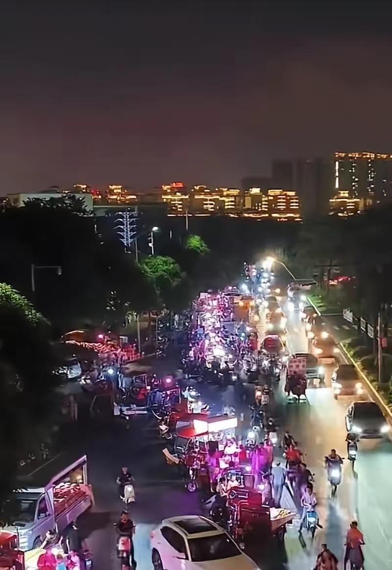 南宁路边摊

泛滥成灾，甚至天还没黑就出来占道经营了，明目张胆停在实体店门口，留