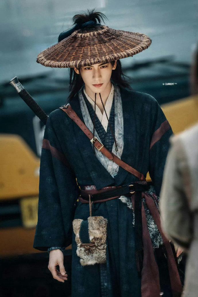 归鸾张凌赫斗笠造型张凌赫新剧斗笠蓑衣剑客造型 哇！ 张凌赫新剧斗笠蓑衣剑客造型 