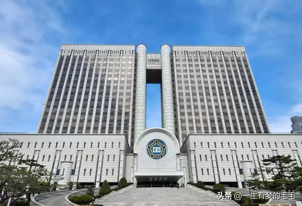 3月4日，韩国首尔高等法院宣布，前总统尹锡悦涉及紧急戒严“内乱主谋”案二审，交由