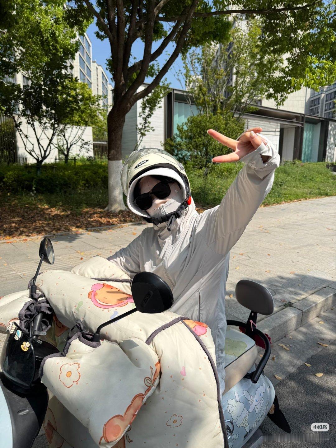原来防晒服才是穿搭届的万金油 夏天全靠防晒服续命！搭短裤元气满满，配阔腿裤慵懒随