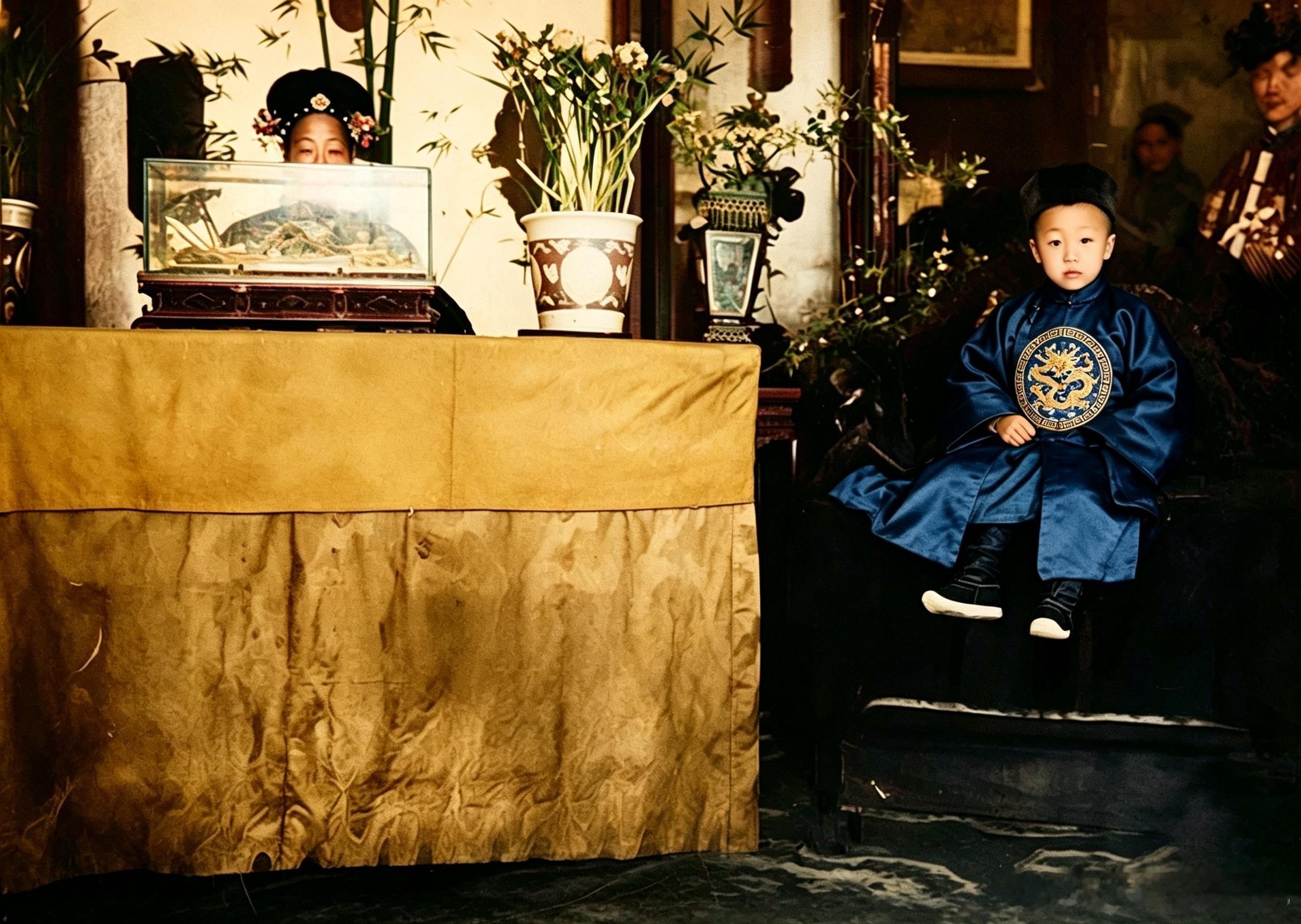 这便是隆裕太后垂帘听政时的真实一幕。年幼的溥仪坐在一旁，满脸懵懂地望着下面的臣工