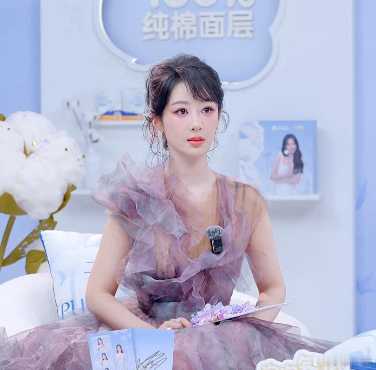 杨紫今晚直播截图～超美的花仙紫🤩 ​​​