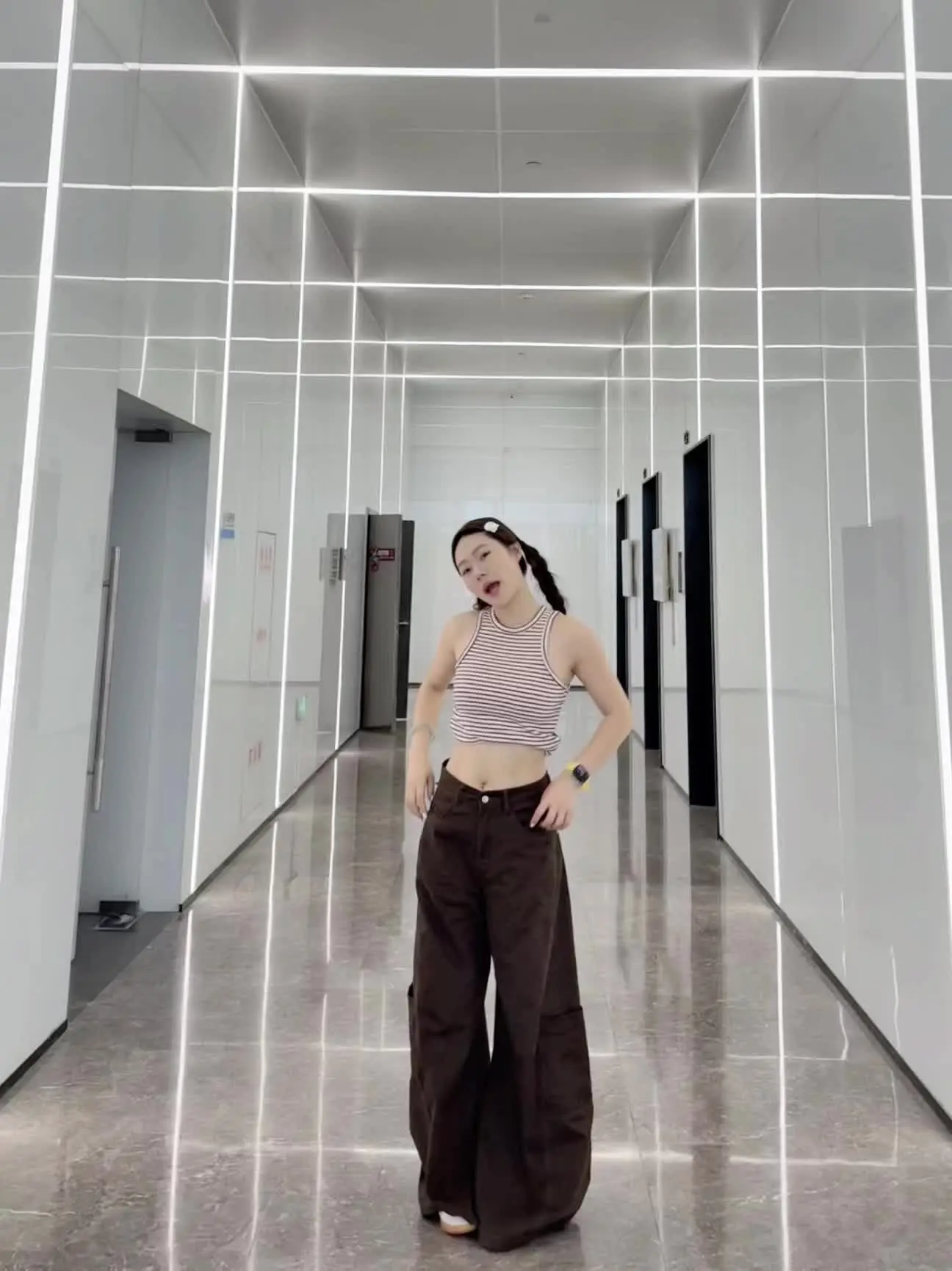 上厕所的路上被朋友记录了今天的我