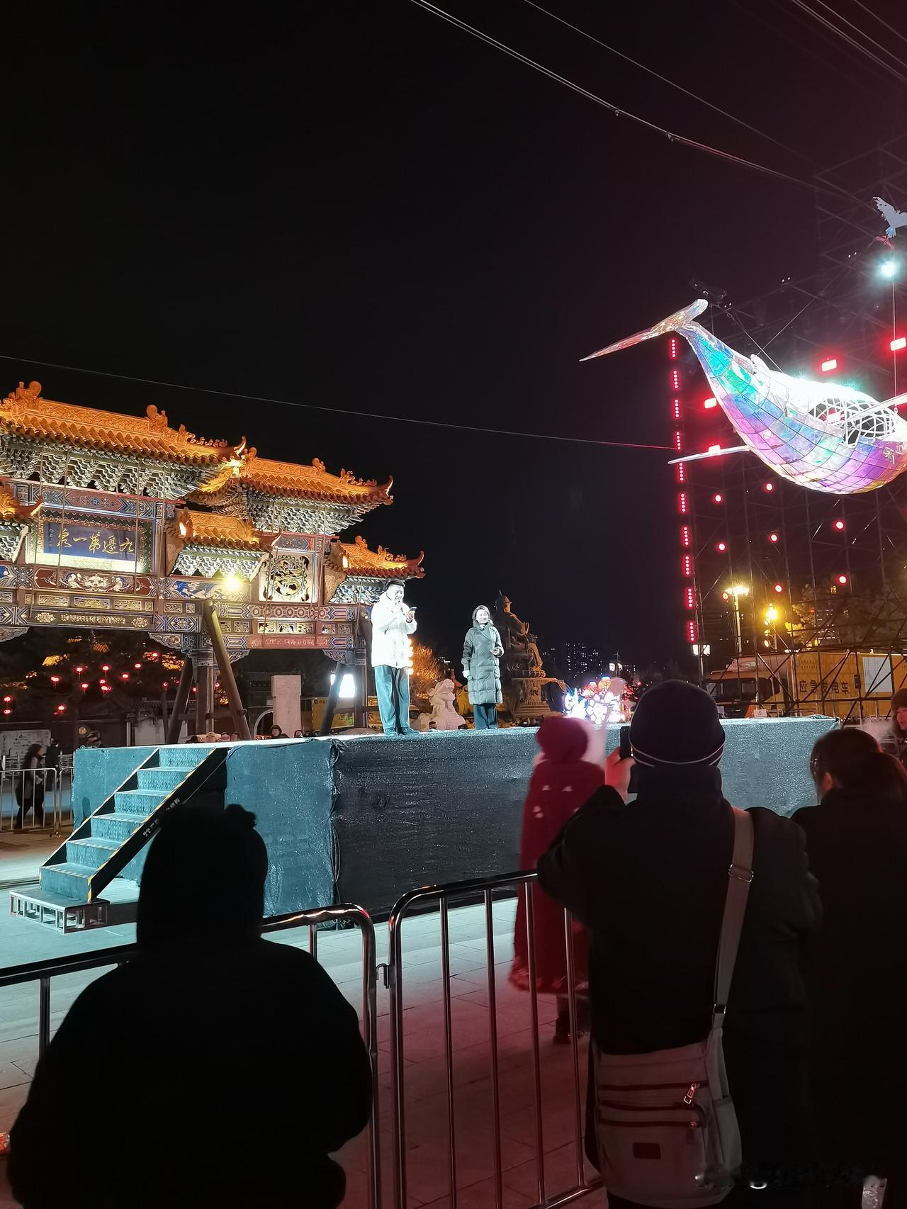 明天大召有演出，今天路过看见正在彩排