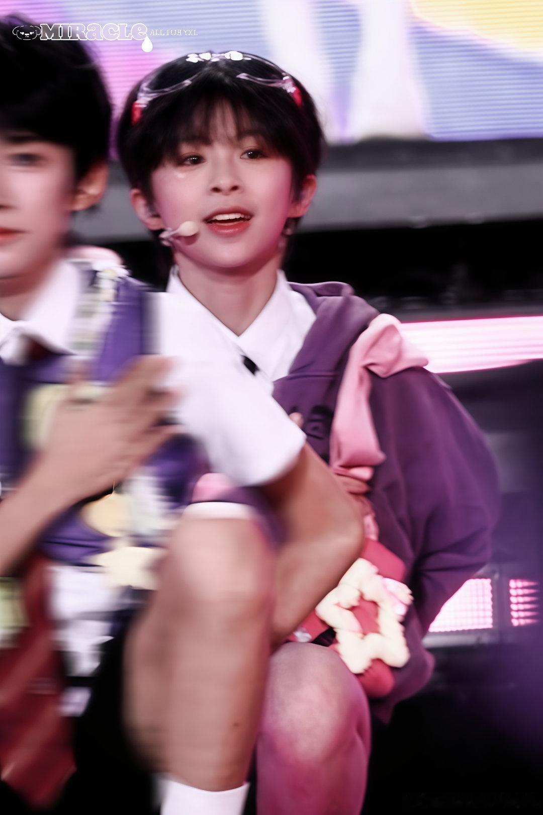 余政霖 五代顶级视觉中心余政霖 五代第一元气舞担 心都萌化了 兔兔开门我是妈咪 