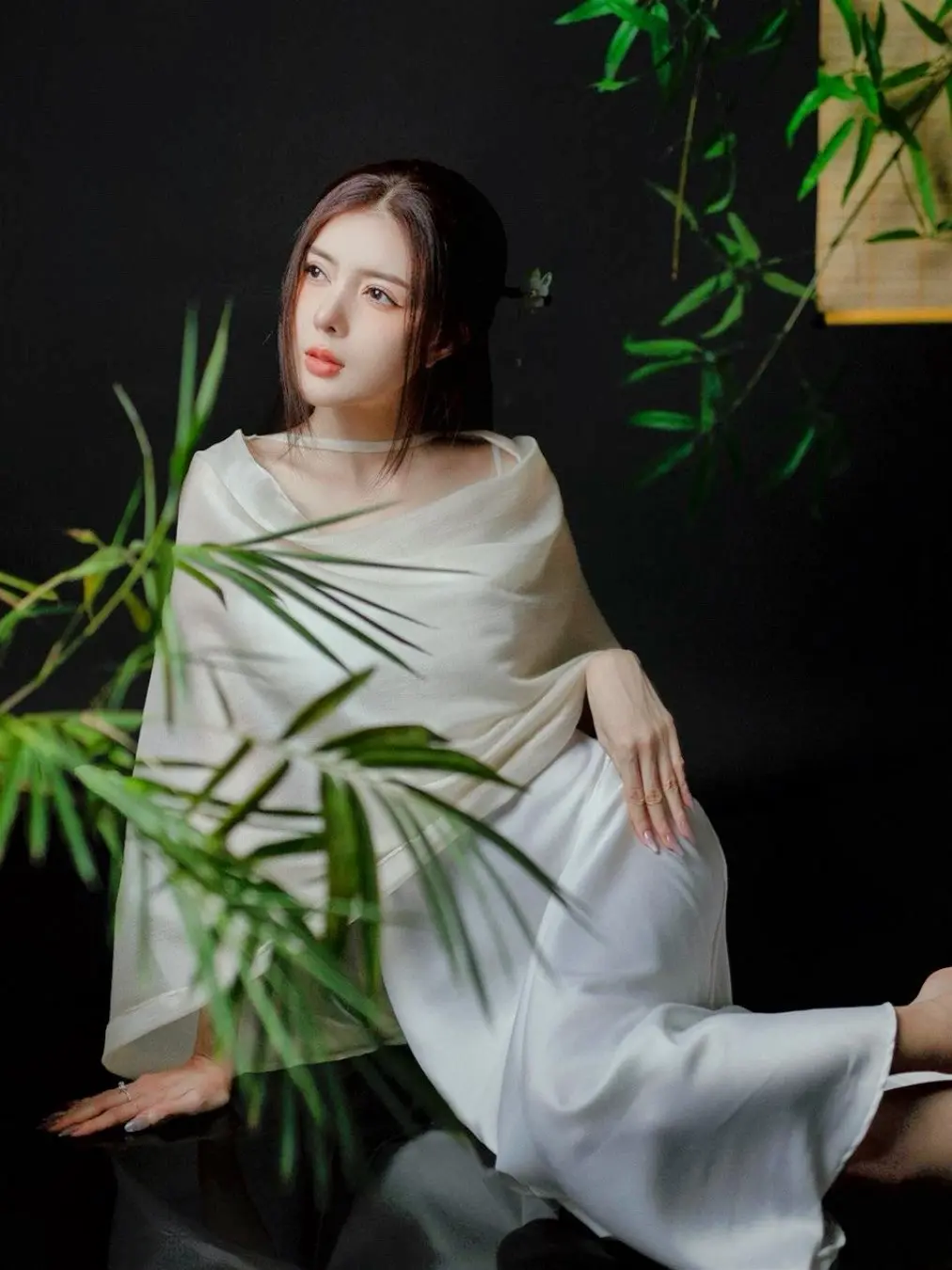 她曾是一代名妓，她曾因一句“十里红妆，不负卿。”痴等数载，散尽家财，只为他金榜题名。可他金榜题名时，却娶公主为妻。而回复她的信里的十四个字 字字诛心，“半点朱唇万人尝，怎配我这状元郎”  