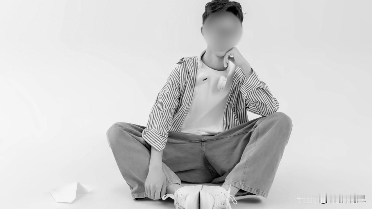 他画开往学校的火车，激励自己撑过化疗。[听歌]

那个热爱火车的少年，最终没能驶