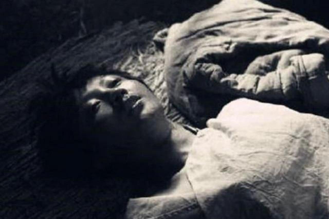 1941年，海南岛一名16岁少女被日军抓获。当鬼子要脱她裤子时，她死死抓住腰带不