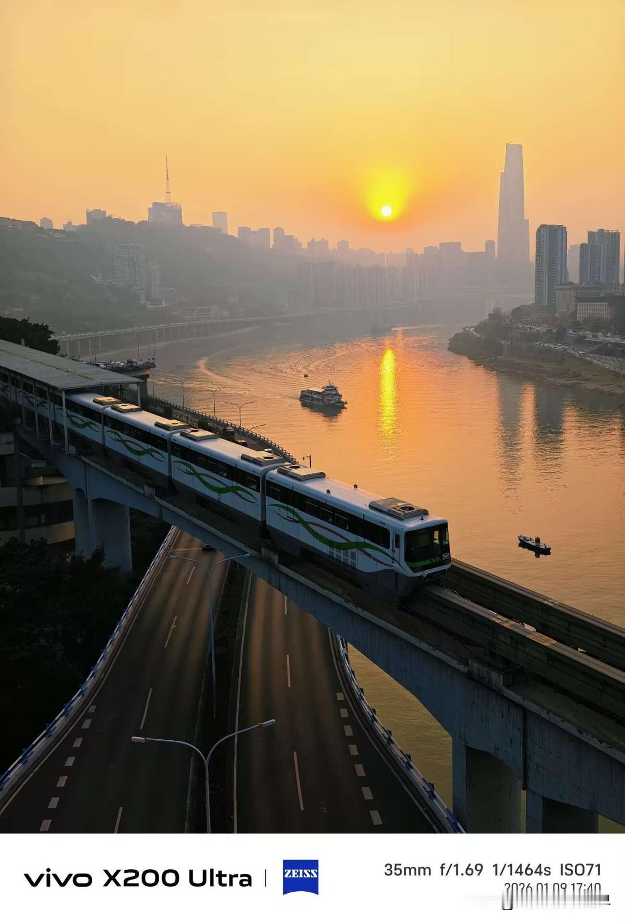 1月9日，日落时分，嘉陵江小渡轮，与轻轨二号线列车，在牛角沱交汇啦！重庆牛角沱地