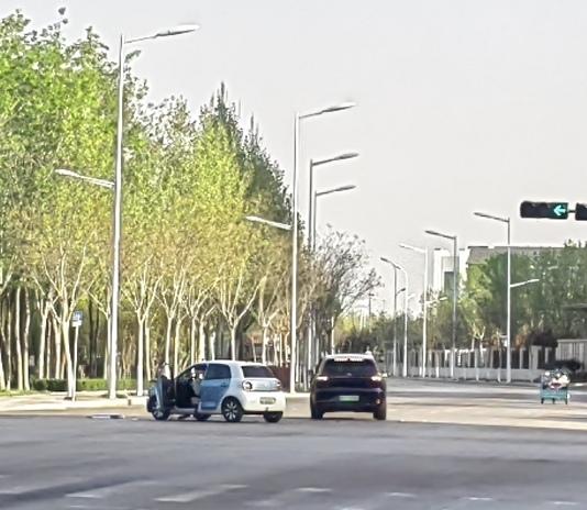 出行请注意
在某一个交叉路口，一辆从南往北行驶的电动车与一辆拐弯的老头乐撞到一起