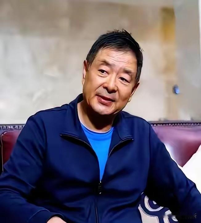 看完真被敲了一下：72岁的濮存昕，夜里用一根布带，把自己和94岁患阿尔茨海默症的