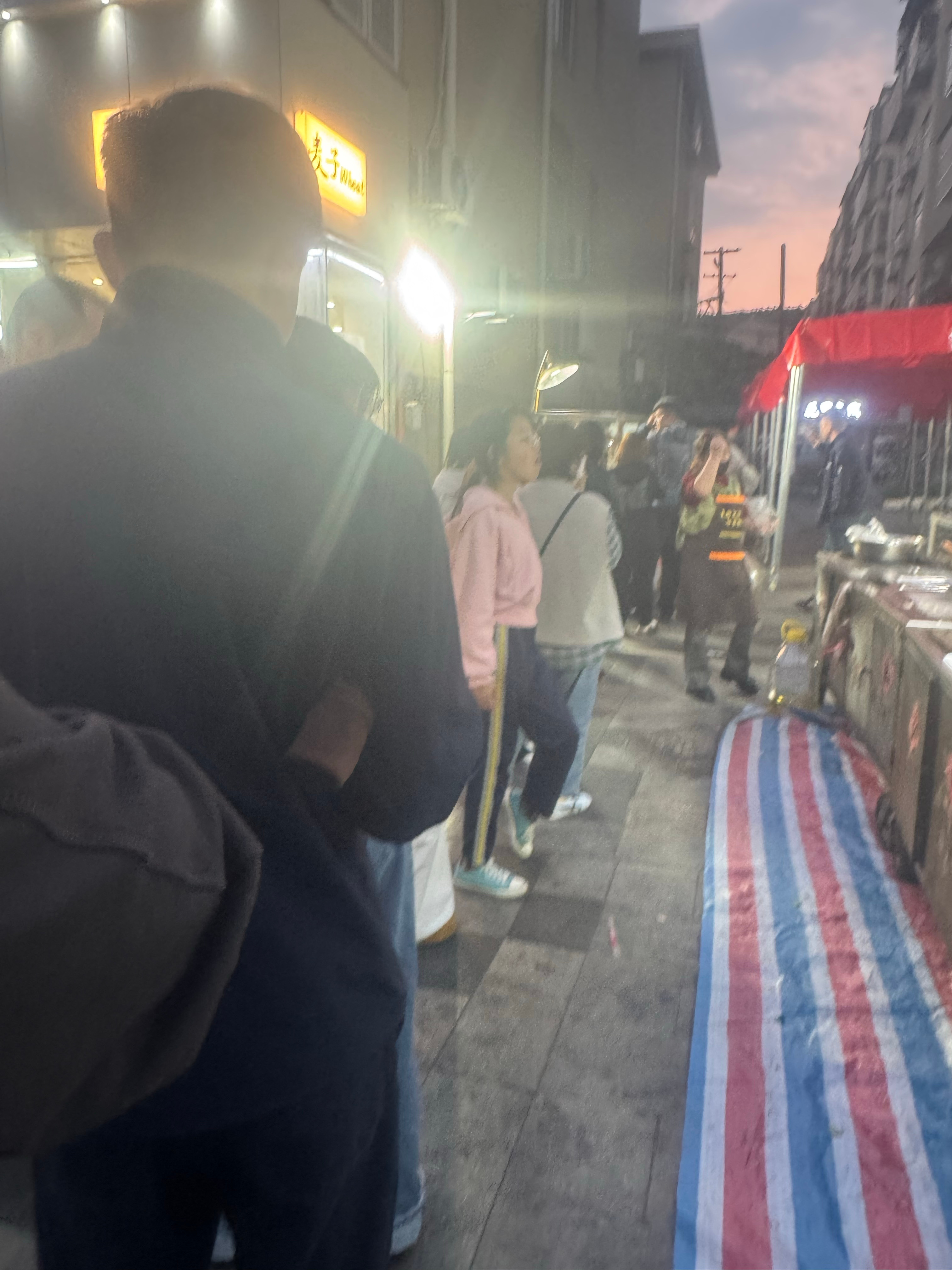 探索步行街小吃这个王记肉夹馍一点不夸张，每次路过都是大长队，特别特别长，但是排队