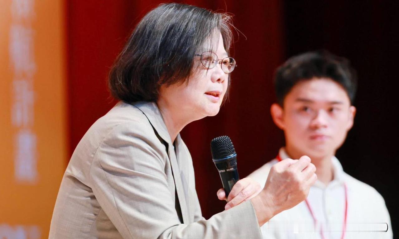 蔡英文的话反而提醒我们，收台必须速战速决，才是对全世界负责任
蔡英文抛出两万亿美