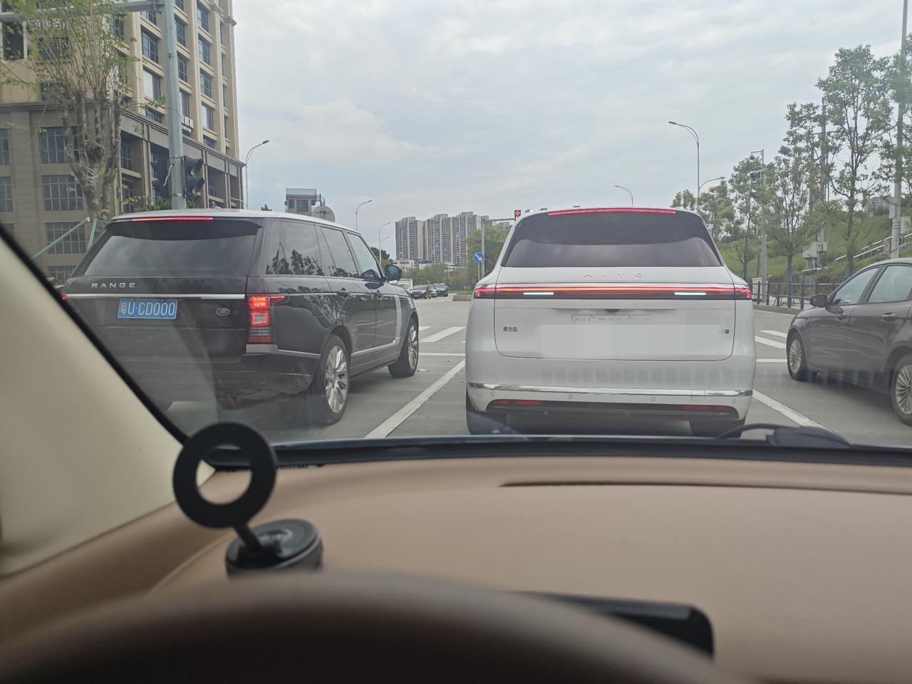 被智驾震惊到了

下午碰到一辆开着小蓝灯的电车，限速六十公里的城市快速路我这个二