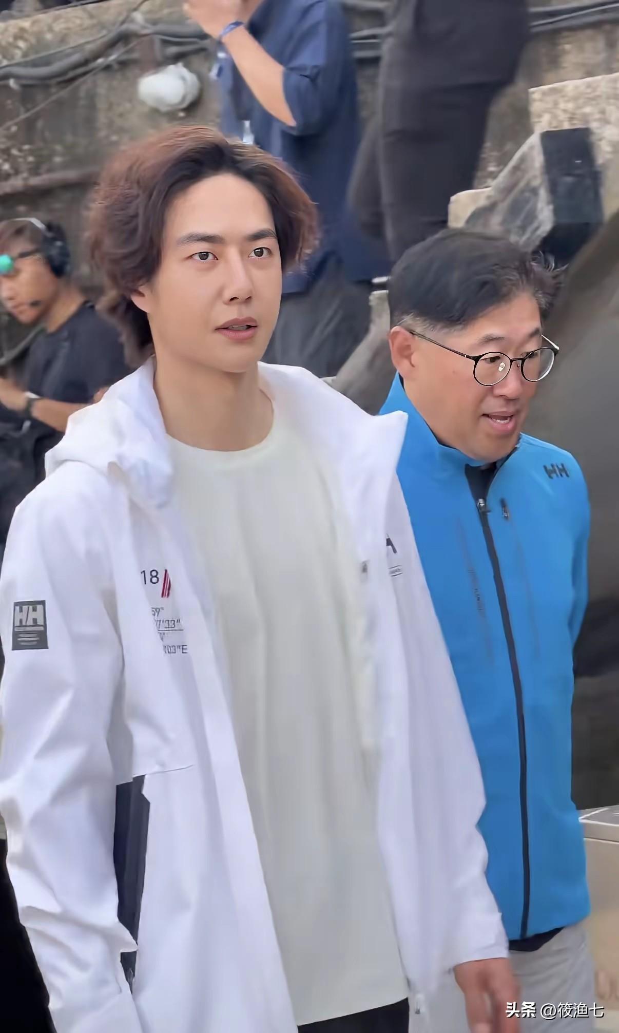 低配版的陈奕迅
印象中只有陈奕迅是这种发型和穿衣打扮，陈奕迅是不是王一博的偶像，