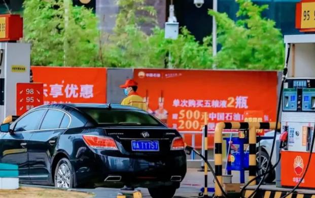 同事老张开着他的SUV，每次都专门绕路去郊区那家私人加油站。我问他：“你油价便宜