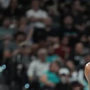 马刺vs雷霆 今日进行的NBA西决G5，马刺客场挑战雷霆。第三节比赛，马刺一度被