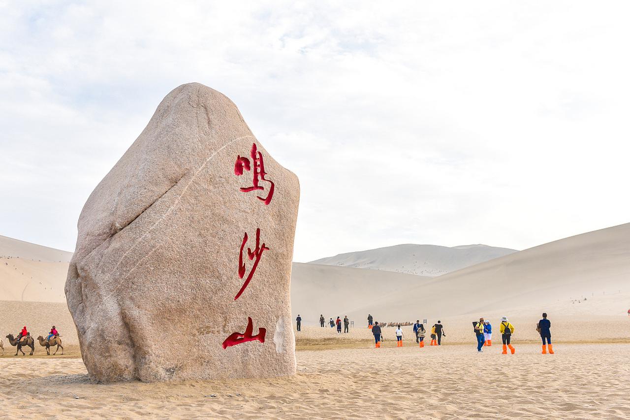 五一敦煌鸣沙山彻底火爆出圈，原本辽阔苍茫的大漠沙山，如今坐满游客，密密麻麻挤成 
