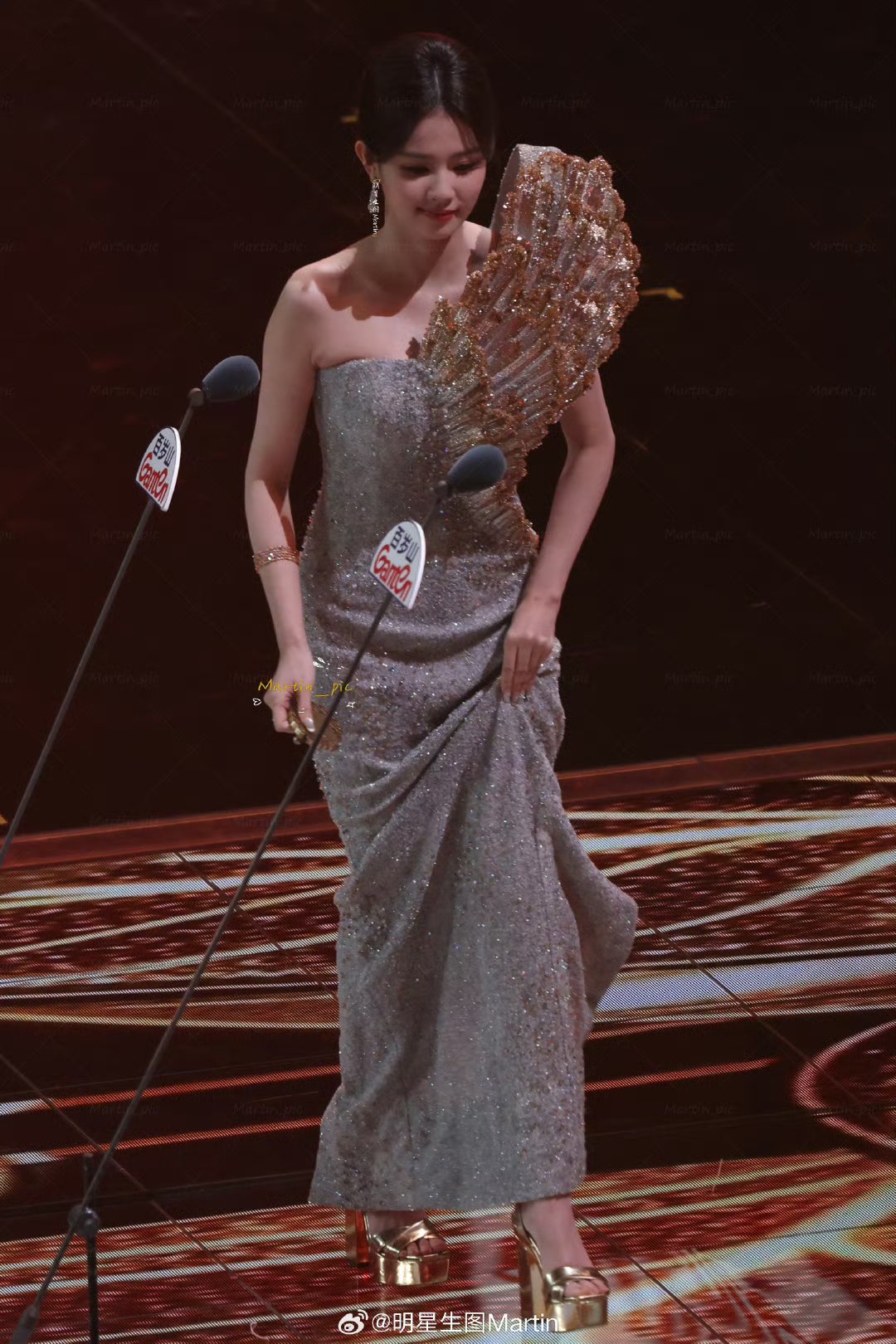 白鹿 我今天穿了个被子气场如同女王一般全开！！！ 