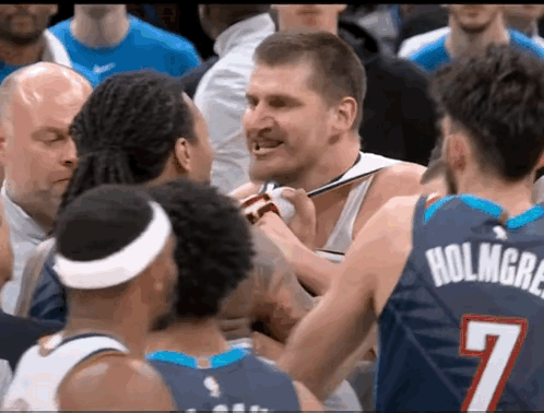 格林：看到约基奇被侵犯后，现在没有人说我是恶意犯规了吧？
看看约基奇这事儿，比赛