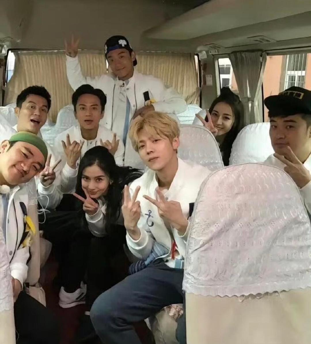 初代跑男又发力了梦一个初代跑男合体旧合照一翻全是青春碎片，初代跑男签名进度6/7