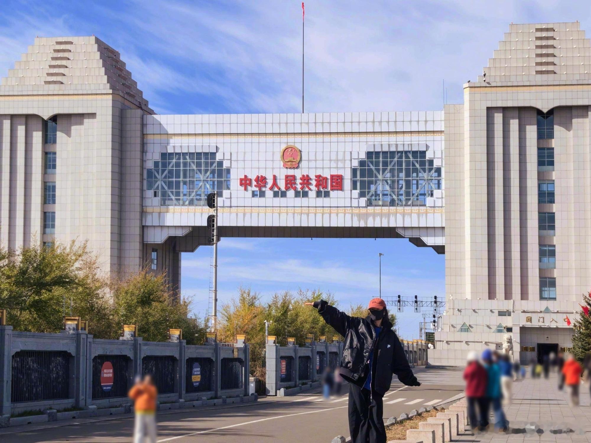 杨幂给路人打码了杨幂不露脸就出神图了杨幂给路人打码了，杨幂不露脸就出神图了，杨幂