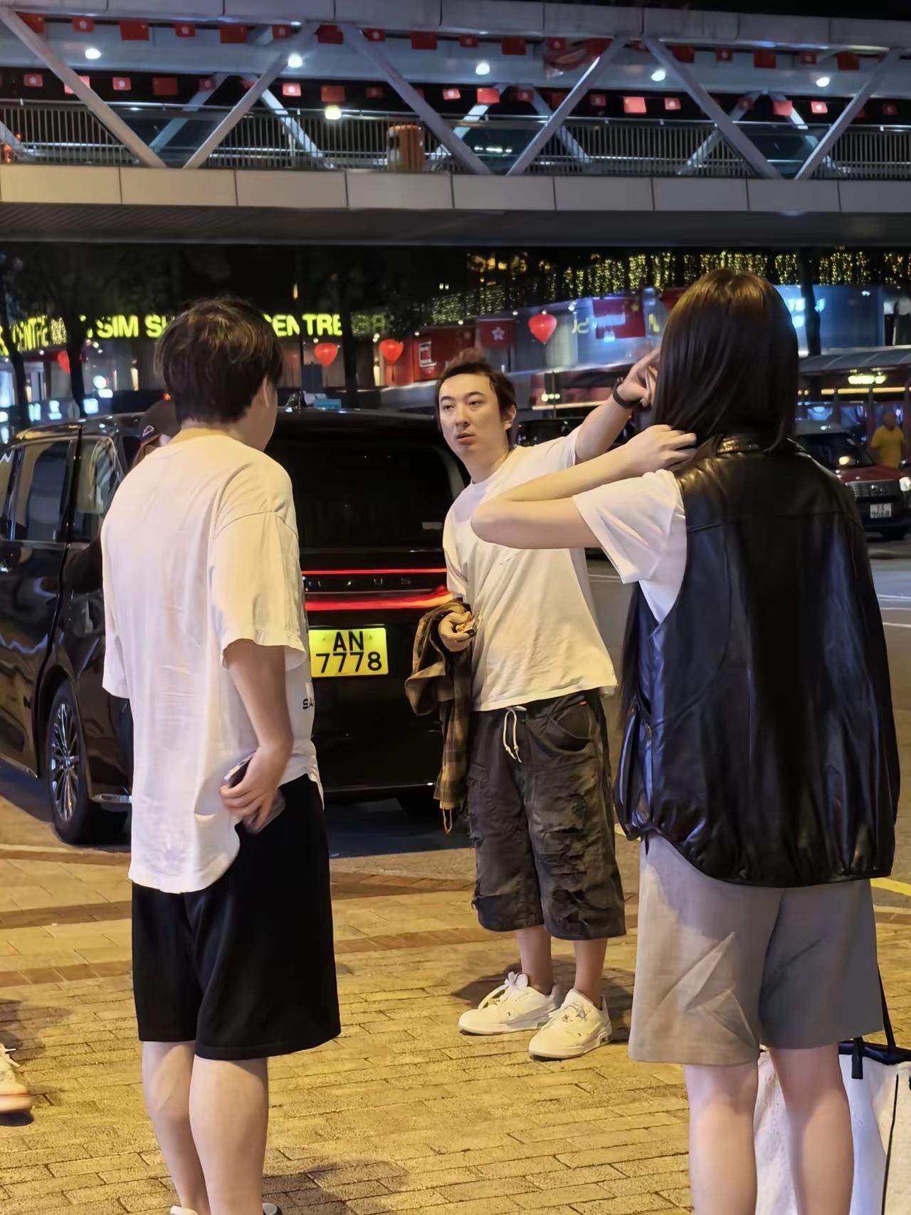 近日，有网友在香港尖沙咀偶遇王思聪，他和友人在街头聊天的画面。

自从，王思聪留