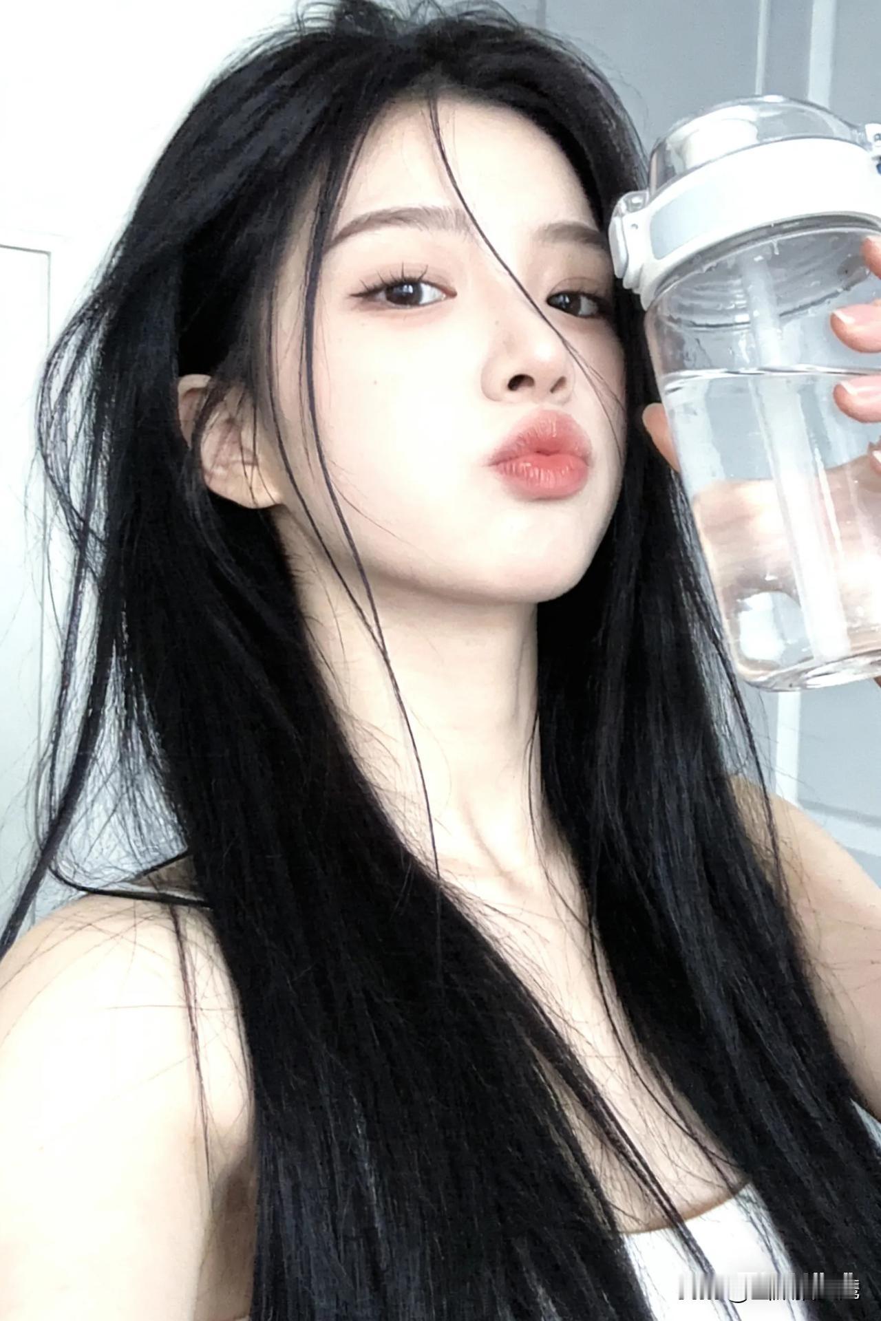 小女生为什么喜欢大叔？
就这么跟你说吧，
大叔如果现在兜里没钱，银行卡没钱！！！