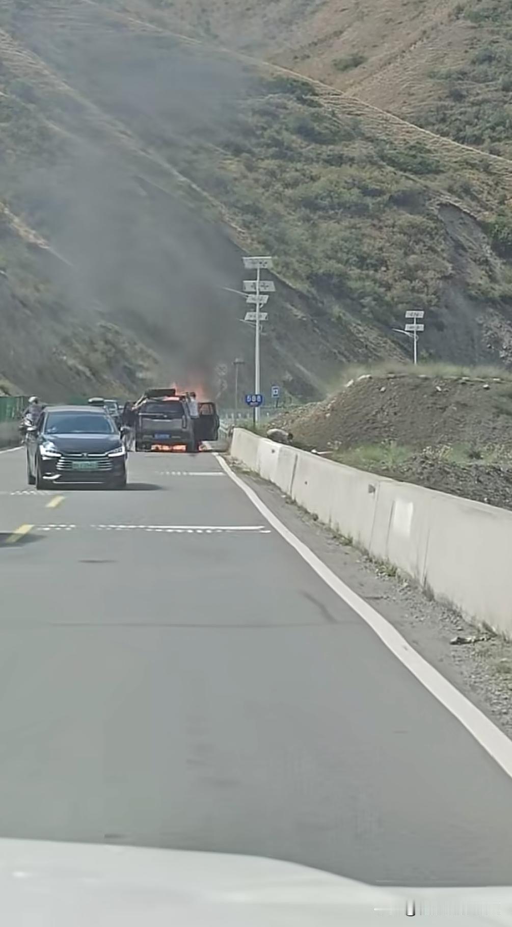 独库公路上，一台北京bj30自燃了