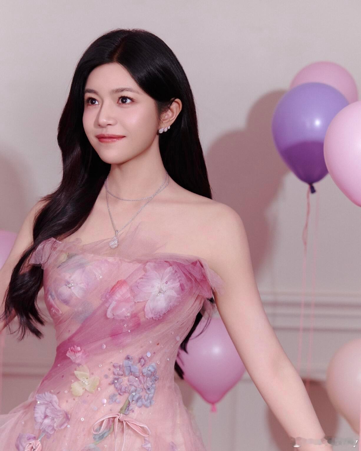 陈妍希好绝的少女感 落入人间的粉雾仙子透肤轻纱与立体花饰相得益彰在肌肤与织物之间