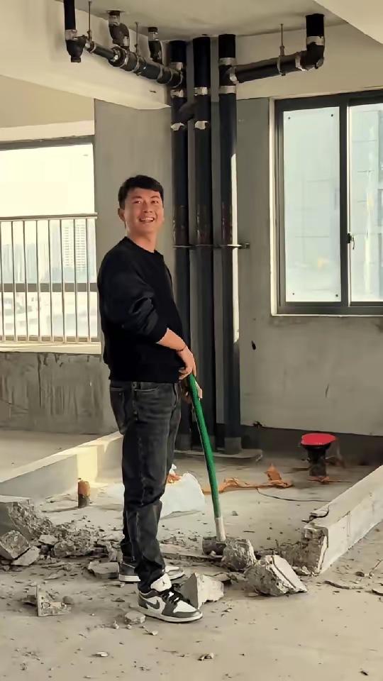 “笑不活了！”浙江，一男子装修房子，嫌砸墙2600元太贵，于是买了把铁锤亲自上阵