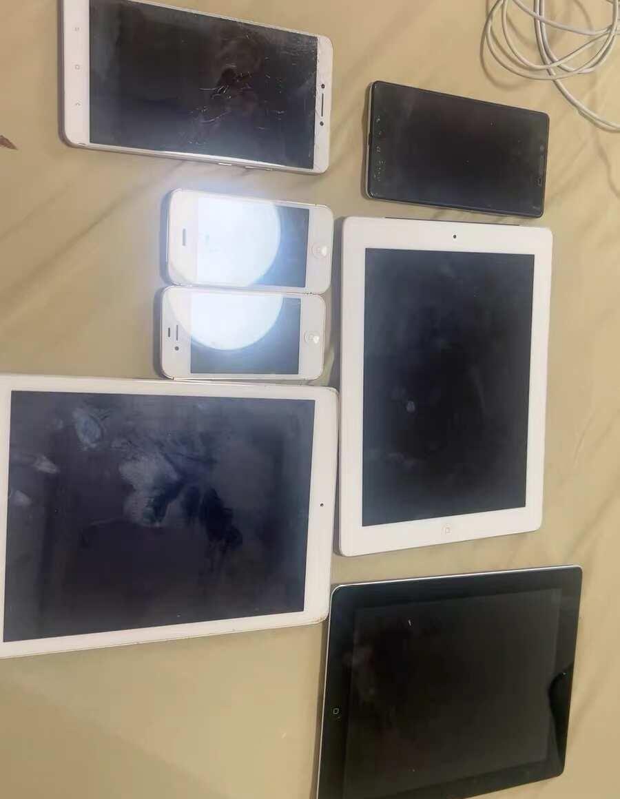 换顿饭
两个苹果4s 两个小米 三个ipad:两个苹果2，还有一个忘了
两个苹果