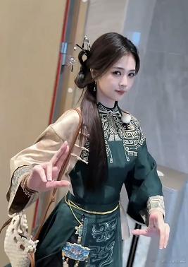 我觉得， 白鹿被爆出这么多黑料， 归根结底还是白鹿太自视清高了，还有她的粉丝们推